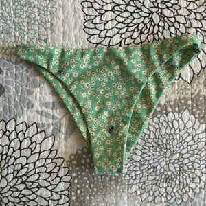 NWOT Benoa Bee Bottoms  - Size M, Green